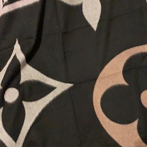 Brand new authentic Louis Vuitton large 🧣 scarf/wrap